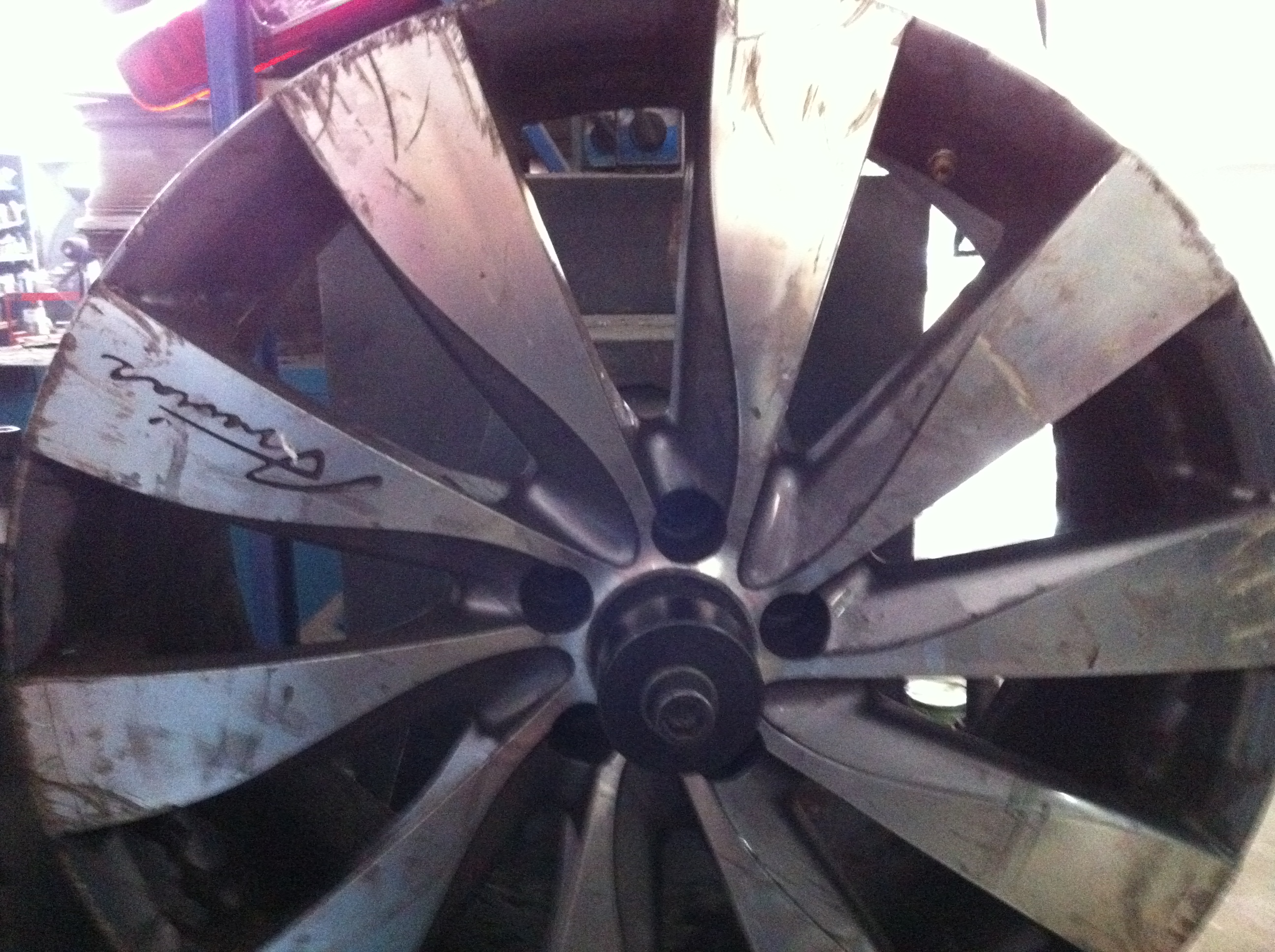 轮毂腐蚀修复，腐蚀轮毂翻新，汽车轮毂修复