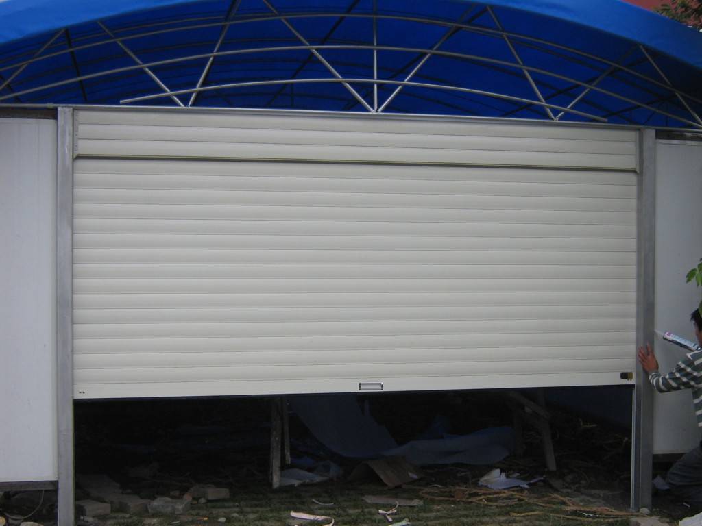 选购高质量的卷帘车库门首选蓝鹏门窗