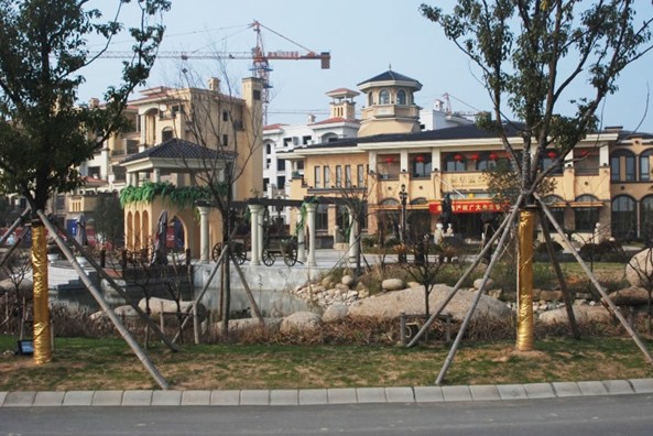 ,欧式建筑必备元素,完美体现欧式风格建筑物,主要有grc罗马柱、grc围栏、grc浮雕等等。利用模具设计而成,产品质量好,用在外墙建筑上,不开裂、持久耐用。 公司拥有完整、科学的质量管理体系,专业的制作安装团队,厂家直销,支持来图来样制作,因为专业,所以卓越!欢迎你的电话联系! GRC(玻璃纤维强化水泥Giassfiber Reinfored Cement简称)水泥构件是以特种低碱高标号水泥与特种耐碱玻璃纤维为基材经殊工艺制作,其制品具有轻质;高强;抗酸碱;耐久性好;易安装维护等点。是现代建筑装饰的最择。