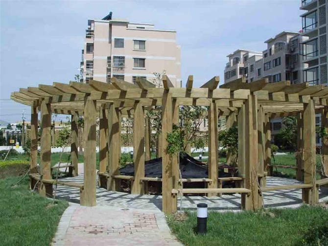 南宁市和天景观装饰有限公司自建立以来一贯坚持以顾客个性化需求为产品开发的根本,以为质量第一,客户之上为经营理念;秉承诚信做人坦诚做事。热诚为您提供专业的一条龙服务。 防腐木花架是家庭庭院装饰的必备产品之一,公司具有各种实例照片,也可根据您的要求进行设计、制作。公司已个性化定制服务为经营理念,展现属于您自己的设计理念的庭院装饰。 公司业务经营范围: 木质别墅、小木屋; 木材防腐剂、阻燃剂; 园林木结构、园林小品; 别墅外装饰、别墅庭院规划。 广泛适用于城市街区、园林绿化、商业楼宇、住宅小区、