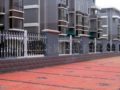 宁夏围墙护栏批发商：怎么选专业的围墙护栏厂家