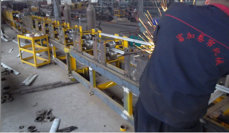 威海波浪板成型機械設備_聚邦機械高性價保溫卷簾門機械出售