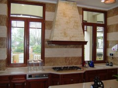 供應山東實用的煙臺鋁木門窗:鋁木門窗哪家好配置