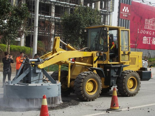 萬里路面養(yǎng)護窨井銑刨機作用怎么樣：灞橋推行式碎石撒布機