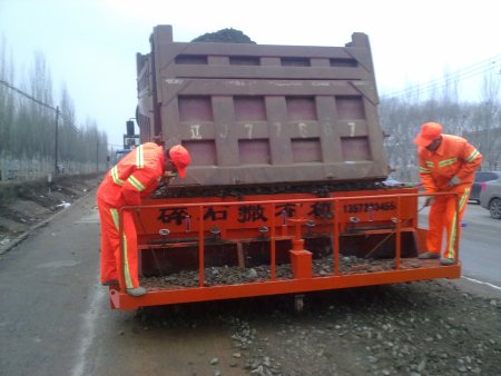 新一代推行式碎石撒布机