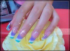 美甲培训哪里好：美甲老师报名费用