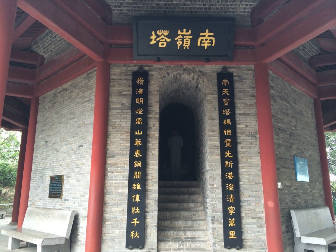 福州木头牌匾 木头牌匾制作 木头牌匾厂家 福州市台江区新亮点标识设计有限公司成立于2003年,前身为福州不锈钢字厂,现已发展成为一家从事生产各种金属、非金属广告字的专业供应商,由精工字厂、冲孔外露字厂精树脂字厂和普通金属字厂四个分厂组成。本厂主要面向广告公司、装修机构、广告店等专业机构提供精工字等各类高中低档广告字的加工服务。 本公司主要产品 吸塑厂:福州吸塑字,福州吸塑灯箱,福州平面LED
