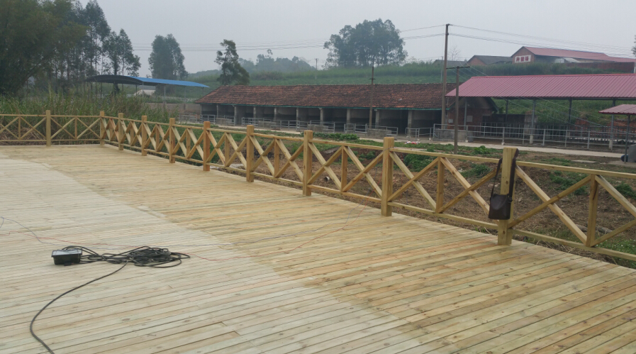 详细说明 户外凉亭碳化防腐木批发 防腐木材的几大特性: 1、自然、环保、安全(木材成原本色,略显青绿色)。 2、防腐、防霉、防蛀、防白蚁侵袭。 3、提高木材稳定性,对户外木制结构的保护更为主要。 4、易于涂料及着色,根据设计要求,能达到美轮美奂的效果。 5、能满足各种设计要求,易于各种的园艺景观精品的制作。 6、接触潮湿土壤或亲水效果尤为显著,满足户外各种气候环境中使用15-50年以上不变。 防腐木地板适用范围: 1.