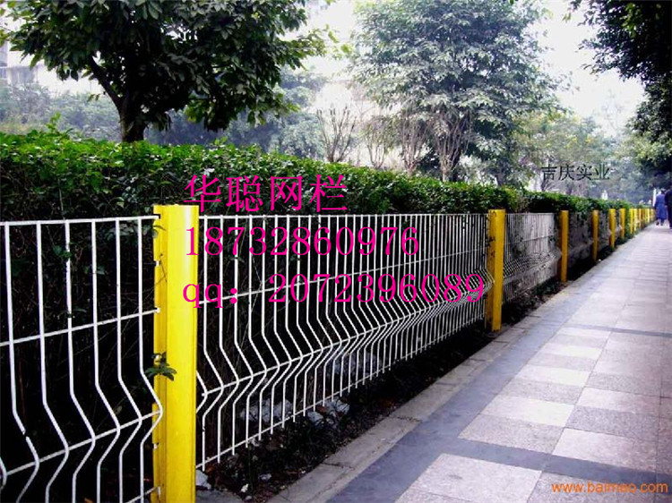 三角折弯护栏网 桃型柱护栏网 花园绿化带隔离网 小区防护网