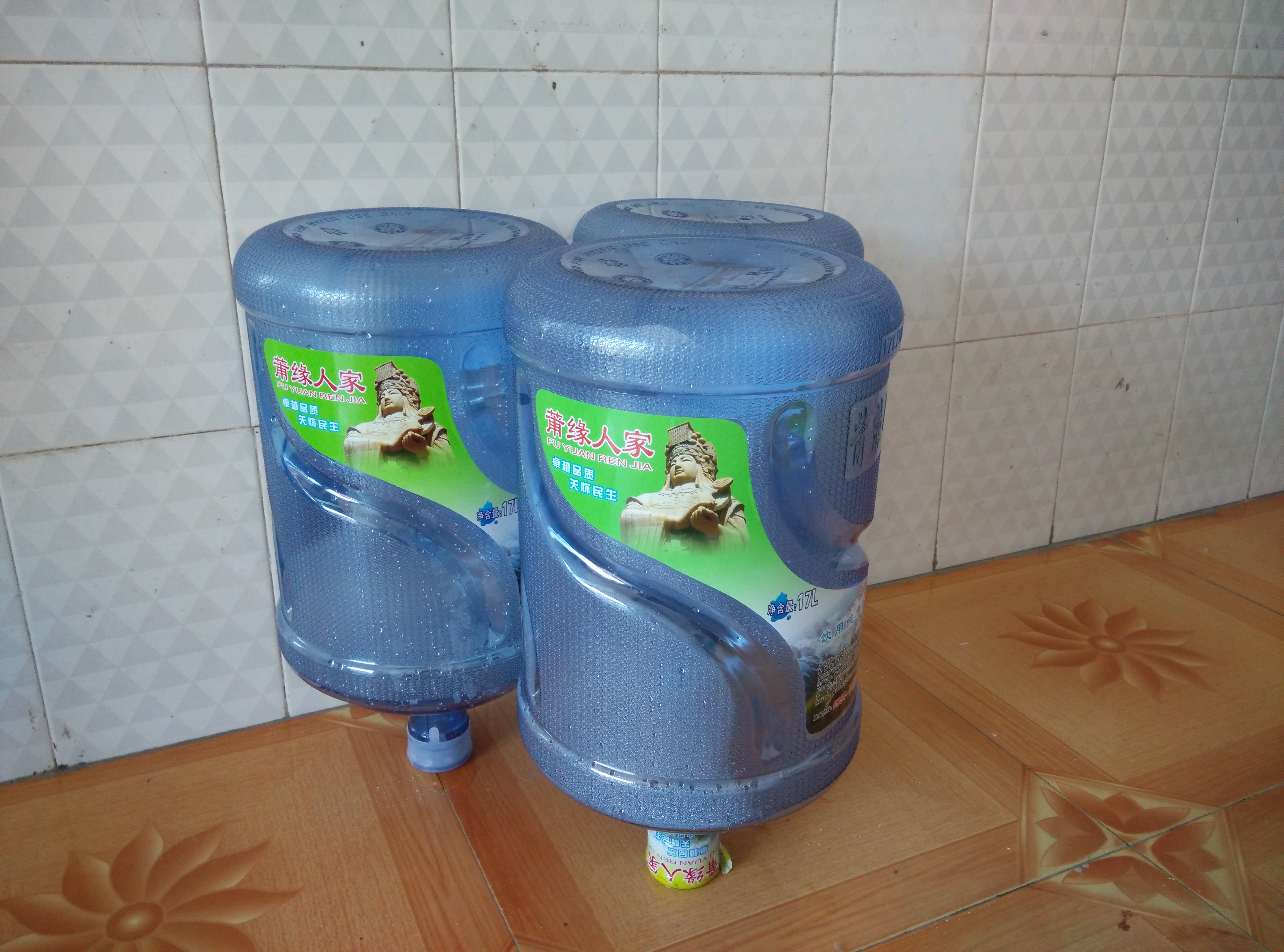 --> 什么地方有供应特价莆田桶装水_莆田桶装水 我司以良心食品、食者心安为公司生存的根本,经销的莆田桶装水品质优先,最长可放置1年,但条件是,本产品需常温。另外,对于下单的客户,我们会在1天内进行发货,运费卖家承担,请悉知。如若对我司产品或其它方面有何疑议,欢迎电话来询,我们将诚挚为您服务,联系电话0594-5888841 以上的,桶装水批发,饮用水电话,送水电话不知道有用吗?