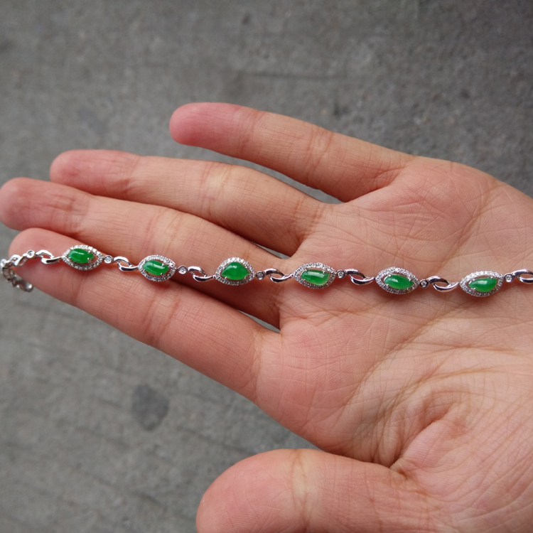 伟德国际翡翠手镯天价上柜(图)__雅昌新闻